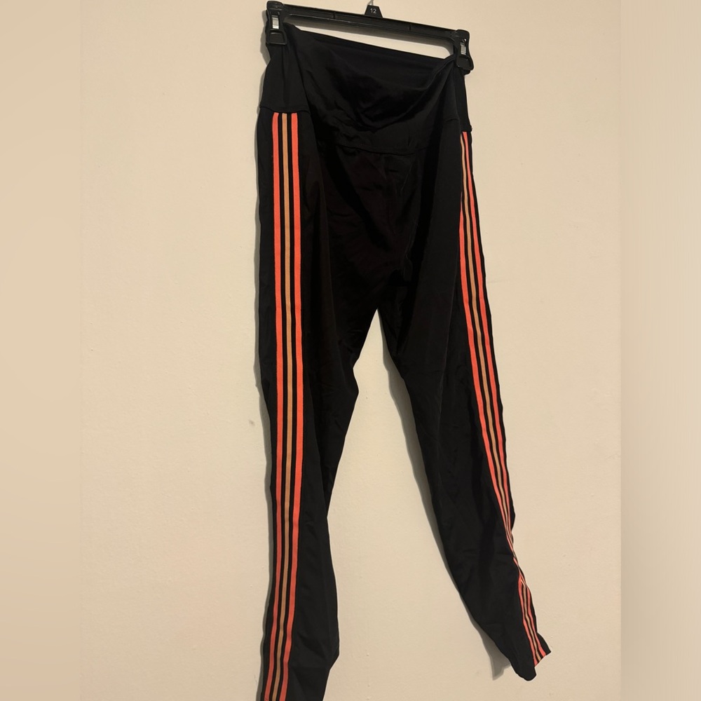 Beyond Yoga size Large Black Leggings wi the Stripe design!